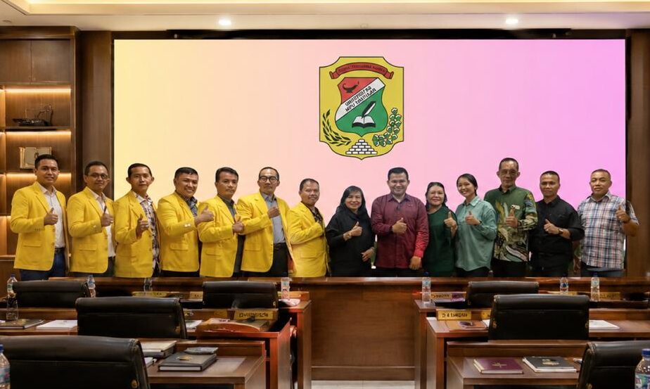 Doc. Dr. Busrizalti, S.H., M.H. berfoto bersama Adv. Yulianto Kiswocahyono, S.E., S.H., BKP., mahasiswa Program Magister Ilmu Hukum Universitas Mpu Tantular, usai perkuliahan mata kuliah Hukum Konstitusi dan Acara Mahkamah Konstitusi di Jakarta, Rabu (15/7/2026). Momen tersebut berlangsung setelah berakhirnya sesi pembelajaran dan diskusi akademik.