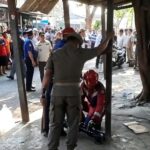 Doc. Petugas gabungan dari Satpol PP bersama unsur terkait melakukan penertiban bangunan permanen dan lapak pedagang kaki lima (PKL) di Jalan Kerja Bakti, Kelurahan Makasar, Kecamatan Makasar, Jakarta Timur, Rabu. Penertiban dilakukan terhadap bangunan yang menurut Pemerintah Provinsi DKI Jakarta berdiri di atas lahan aset pemerintah daerah dan sebagian berada pada hak pengelolaan PT Jasa Marga.