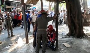 Doc. Petugas gabungan dari Satpol PP bersama unsur terkait melakukan penertiban bangunan permanen dan lapak pedagang kaki lima (PKL) di Jalan Kerja Bakti, Kelurahan Makasar, Kecamatan Makasar, Jakarta Timur, Rabu. Penertiban dilakukan terhadap bangunan yang menurut Pemerintah Provinsi DKI Jakarta berdiri di atas lahan aset pemerintah daerah dan sebagian berada pada hak pengelolaan PT Jasa Marga.