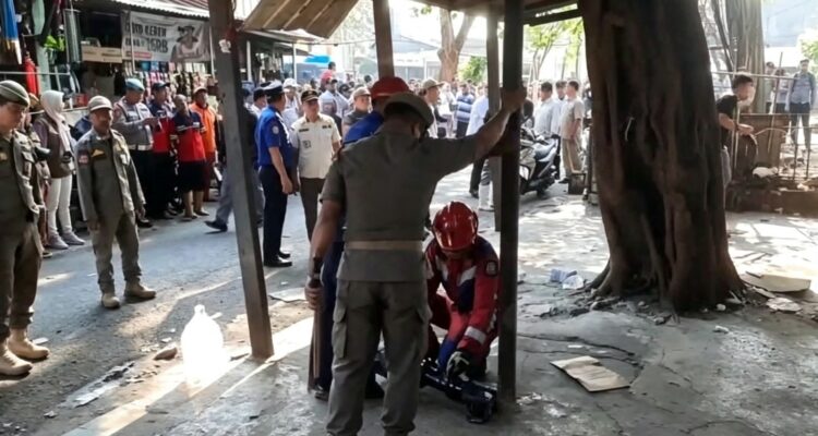Doc. Petugas gabungan dari Satpol PP bersama unsur terkait melakukan penertiban bangunan permanen dan lapak pedagang kaki lima (PKL) di Jalan Kerja Bakti, Kelurahan Makasar, Kecamatan Makasar, Jakarta Timur, Rabu. Penertiban dilakukan terhadap bangunan yang menurut Pemerintah Provinsi DKI Jakarta berdiri di atas lahan aset pemerintah daerah dan sebagian berada pada hak pengelolaan PT Jasa Marga.