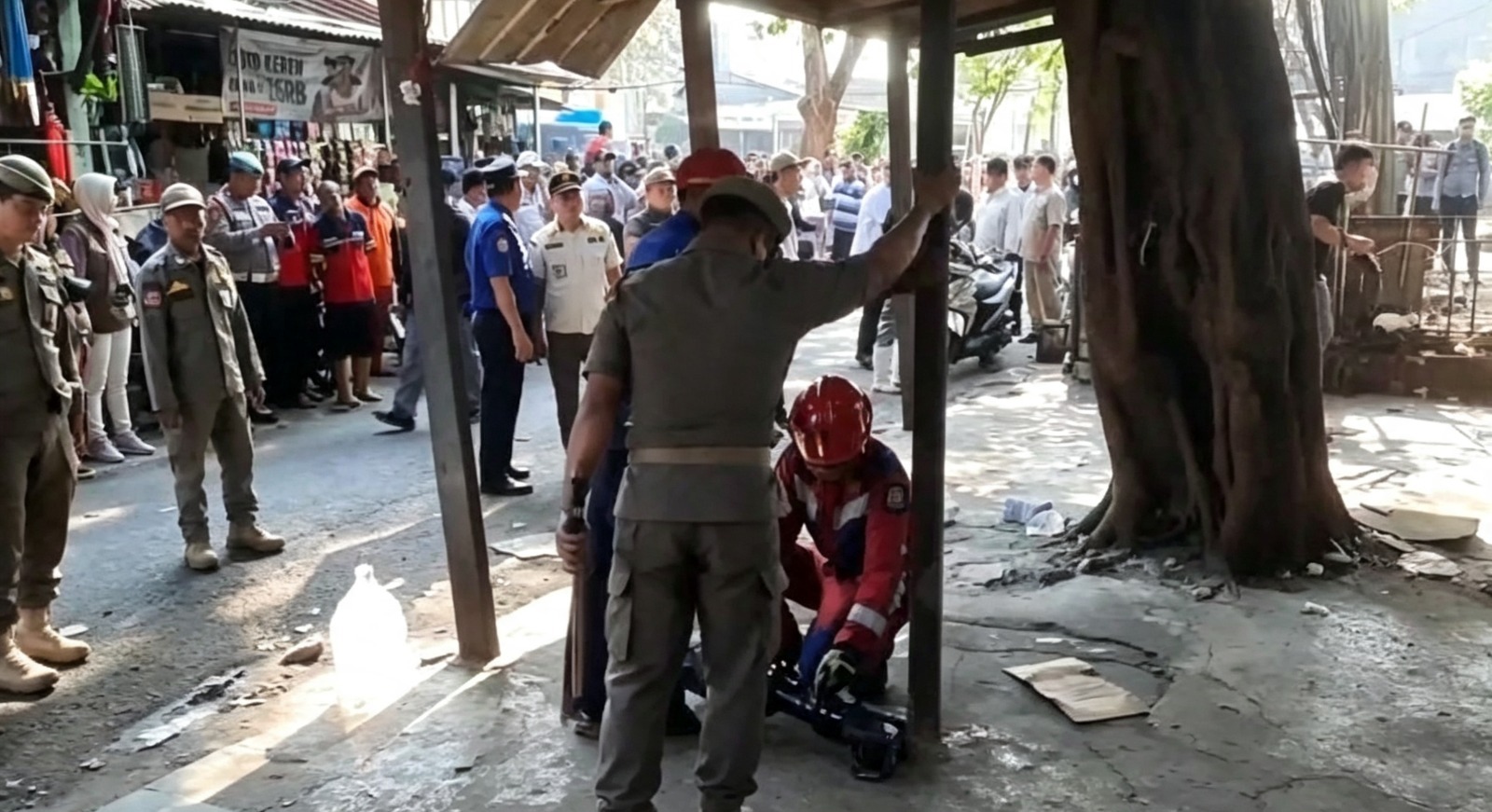 Doc. Petugas gabungan dari Satpol PP bersama unsur terkait melakukan penertiban bangunan permanen dan lapak pedagang kaki lima (PKL) di Jalan Kerja Bakti, Kelurahan Makasar, Kecamatan Makasar, Jakarta Timur, Rabu. Penertiban dilakukan terhadap bangunan yang menurut Pemerintah Provinsi DKI Jakarta berdiri di atas lahan aset pemerintah daerah dan sebagian berada pada hak pengelolaan PT Jasa Marga.