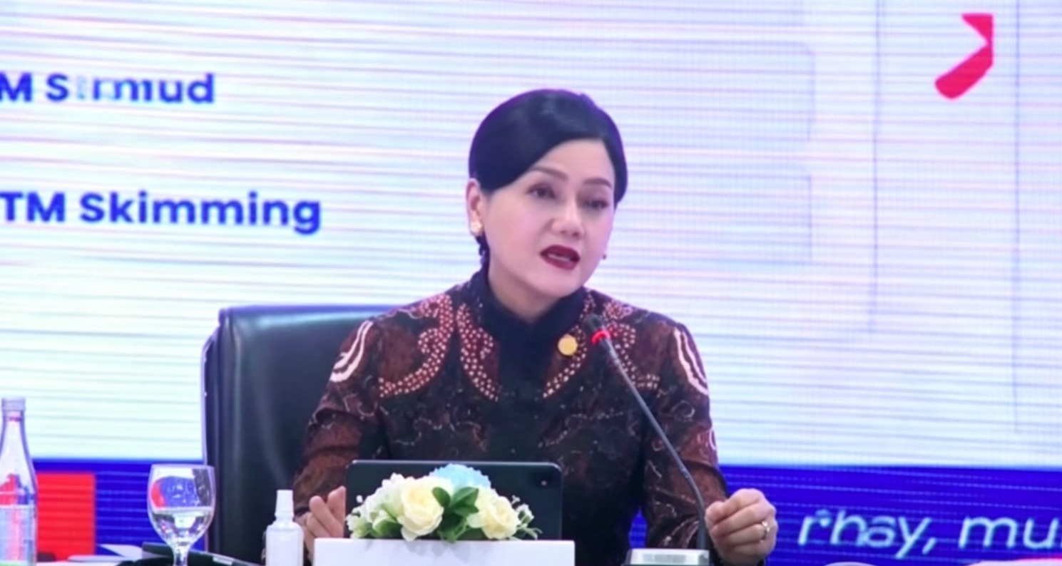 Doc. Ketua Dewan Komisioner Otoritas Jasa Keuangan (OJK), Friderica Widyasari Dewi, menyampaikan paparan mengenai penguatan upaya pencegahan kejahatan keuangan digital, termasuk penanganan judi daring dan penipuan (scam), dalam pertemuan bersama pimpinan lembaga jasa keuangan, pemerintah, dan aparat penegak hukum di Jakarta.