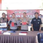 Doc. Petugas Kepolisian dari Polresta Banjarmasin memberikan keterangan kepada awak media dalam konferensi pers terkait pengungkapan kasus dugaan penganiayaan yang mengakibatkan seorang pria berinisial AA (19) meninggal dunia. Dalam kesempatan tersebut, penyidik memaparkan perkembangan penanganan perkara, termasuk penetapan seorang tersangka yang kini menjalani proses hukum.