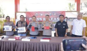 Pria Meninggal Diduga Dianiaya di Banjarmasin, Polisi Tetapkan Satu Tersangka Doc. Petugas Kepolisian dari Polresta Banjarmasin memberikan keterangan kepada awak media dalam konferensi pers terkait pengungkapan kasus dugaan penganiayaan yang mengakibatkan seorang pria berinisial AA (19) meninggal dunia. Dalam kesempatan tersebut, penyidik memaparkan perkembangan penanganan perkara, termasuk penetapan seorang tersangka yang kini menjalani proses hukum.