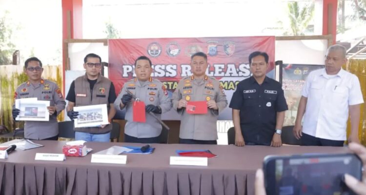 Doc. Petugas Kepolisian dari Polresta Banjarmasin memberikan keterangan kepada awak media dalam konferensi pers terkait pengungkapan kasus dugaan penganiayaan yang mengakibatkan seorang pria berinisial AA (19) meninggal dunia. Dalam kesempatan tersebut, penyidik memaparkan perkembangan penanganan perkara, termasuk penetapan seorang tersangka yang kini menjalani proses hukum.