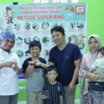 Doc. Sukindar bersama istri, putra mereka Hafiz Arfan Al Arsyad, serta keluarga berfoto bersama usai prosesi khitan di kediaman keluarga di Tambakaji, Kecamatan Ngaliyan, Kota Semarang, Jumat (17/7/2026). Momen tersebut menjadi bagian dari rangkaian acara syukuran yang dihadiri keluarga dan kerabat.