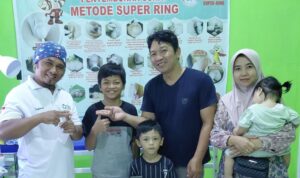 Doc. Sukindar bersama istri, putra mereka Hafiz Arfan Al Arsyad, serta keluarga berfoto bersama usai prosesi khitan di kediaman keluarga di Tambakaji, Kecamatan Ngaliyan, Kota Semarang, Jumat (17/7/2026). Momen tersebut menjadi bagian dari rangkaian acara syukuran yang dihadiri keluarga dan kerabat.