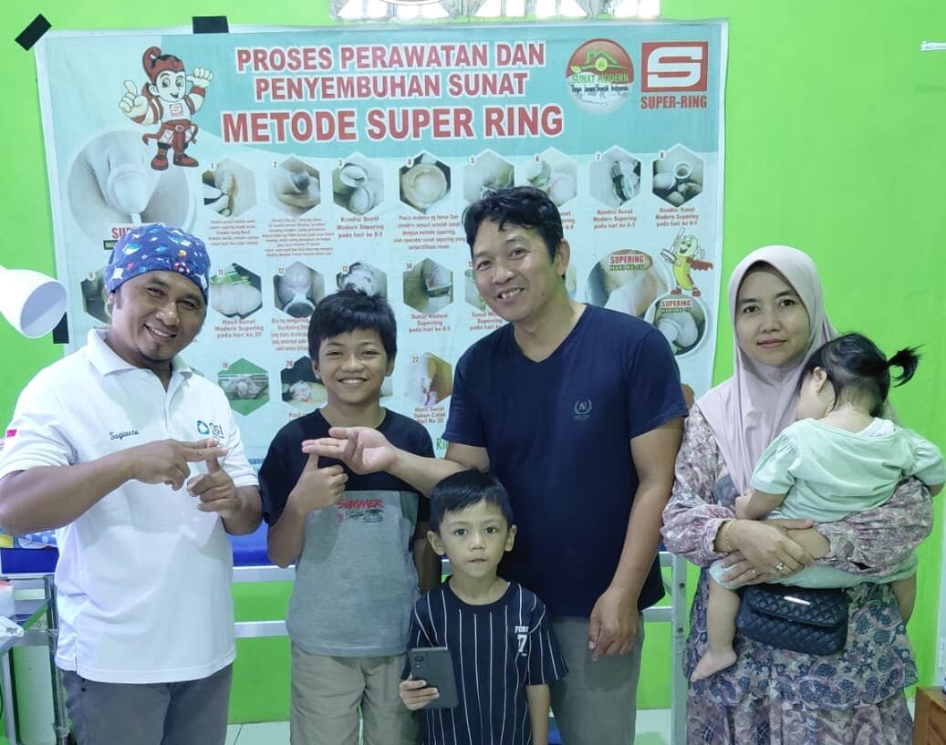 Doc. Sukindar bersama istri, putra mereka Hafiz Arfan Al Arsyad, serta keluarga berfoto bersama usai prosesi khitan di kediaman keluarga di Tambakaji, Kecamatan Ngaliyan, Kota Semarang, Jumat (17/7/2026). Momen tersebut menjadi bagian dari rangkaian acara syukuran yang dihadiri keluarga dan kerabat.