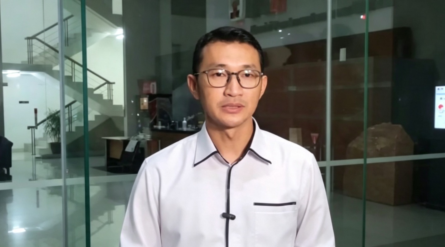 Doc. Juru Bicara Komisi Pemberantasan Korupsi (KPK) Budi Prasetyo menyampaikan keterangan pers mengenai perkembangan penyidikan dugaan korupsi terkait pengkondisian opini audit Badan Pemeriksa Keuangan (BPK) pada Pemerintah Kabupaten Muara Enim, di Gedung Merah Putih KPK, Jakarta. Dalam keterangannya, KPK menjelaskan proses penyidikan masih berlangsung melalui pemeriksaan saksi, pendalaman barang bukti, dan analisis alat bukti sesuai ketentuan hukum yang berlaku.