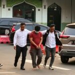 Doc. Petugas kepolisian mengamankan dan membawa tersangka berinisial MY usai ditetapkan sebagai tersangka dalam kasus dugaan ancaman bom di SDN Srengseng Sawah 15, Jagakarsa, Jakarta Selatan. Tersangka diamankan untuk menjalani pemeriksaan dan proses penyidikan lebih lanjut sesuai ketentuan hukum yang berlaku.