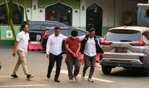 Doc. Petugas kepolisian mengamankan dan membawa tersangka berinisial MY usai ditetapkan sebagai tersangka dalam kasus dugaan ancaman bom di SDN Srengseng Sawah 15, Jagakarsa, Jakarta Selatan. Tersangka diamankan untuk menjalani pemeriksaan dan proses penyidikan lebih lanjut sesuai ketentuan hukum yang berlaku.