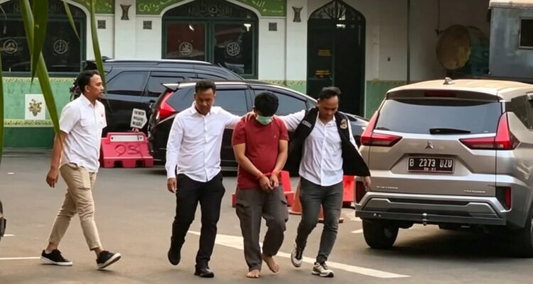 Doc. Petugas kepolisian mengamankan dan membawa tersangka berinisial MY usai ditetapkan sebagai tersangka dalam kasus dugaan ancaman bom di SDN Srengseng Sawah 15, Jagakarsa, Jakarta Selatan. Tersangka diamankan untuk menjalani pemeriksaan dan proses penyidikan lebih lanjut sesuai ketentuan hukum yang berlaku.