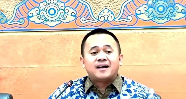 Doc. Anggota Komisi VI DPR RI Mufti Anam menyampaikan pandangan dan pertanyaan dalam rapat kerja bersama Kementerian Koperasi di Kompleks Parlemen, Senayan, Jakarta, Rabu (15/7/2026). Dalam rapat tersebut, Mufti mempertanyakan informasi yang beredar mengenai dugaan pengadaan kipas angin senilai Rp1,8 triliun untuk program Koperasi Desa/Kelurahan Merah Putih serta meminta penjelasan yang didukung data dan dokumen resmi. Foto: DPR RI.