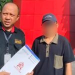 Doc. Asisten Advokat Firma Hukum Subur Jaya–FERADI WPI, Eko Affandy, SE., SH. (kiri), berfoto bersama saksi terlapor berinisial F (kanan) usai menjalani pemeriksaan di Gedung Unit Idik I Pidum Satreskrim Polrestabes Semarang, Kamis (16/7/2026). Wajah saksi terlapor sengaja diburamkan (blur) untuk melindungi identitas yang bersangkutan serta menghormati hak privasi dan asas praduga tak bersalah, mengingat perkara masih berada pada tahap penyelidikan dan belum terdapat putusan pengadilan yang berkekuatan hukum tetap.
