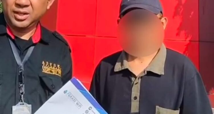 Doc. Asisten Advokat Firma Hukum Subur Jaya–FERADI WPI, Eko Affandy, SE., SH. (kiri), berfoto bersama saksi terlapor berinisial F (kanan) usai menjalani pemeriksaan di Gedung Unit Idik I Pidum Satreskrim Polrestabes Semarang, Kamis (16/7/2026). Wajah saksi terlapor sengaja diburamkan (blur) untuk melindungi identitas yang bersangkutan serta menghormati hak privasi dan asas praduga tak bersalah, mengingat perkara masih berada pada tahap penyelidikan dan belum terdapat putusan pengadilan yang berkekuatan hukum tetap.