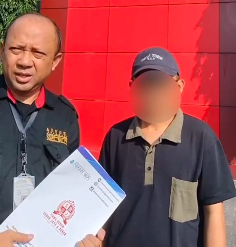 Doc. Asisten Advokat Firma Hukum Subur Jaya–FERADI WPI, Eko Affandy, SE., SH. (kiri), berfoto bersama saksi terlapor berinisial F (kanan) usai menjalani pemeriksaan di Gedung Unit Idik I Pidum Satreskrim Polrestabes Semarang, Kamis (16/7/2026). Wajah saksi terlapor sengaja diburamkan (blur) untuk melindungi identitas yang bersangkutan serta menghormati hak privasi dan asas praduga tak bersalah, mengingat perkara masih berada pada tahap penyelidikan dan belum terdapat putusan pengadilan yang berkekuatan hukum tetap.