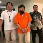 Doc. Tersangka Don Ritto dikawal aparat kepolisian saat dibawa untuk menjalani proses pelimpahan tahap II ke Kejaksaan Agung di Jakarta, Jumat (17/7/2026). Pelimpahan meliputi tersangka beserta barang bukti setelah berkas perkara dinyatakan lengkap (P-21) untuk proses penuntutan lebih lanjut.