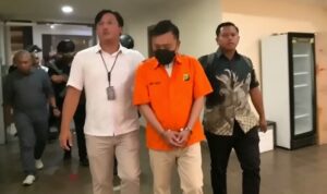 Don Ritto Resmi Dilimpahkan ke Kejaksaan Agung, Polri Serahkan Tersangka dan Barang Bukti Tahap II Doc. Tersangka Don Ritto dikawal aparat kepolisian saat dibawa untuk menjalani proses pelimpahan tahap II ke Kejaksaan Agung di Jakarta, Jumat (17/7/2026). Pelimpahan meliputi tersangka beserta barang bukti setelah berkas perkara dinyatakan lengkap (P-21) untuk proses penuntutan lebih lanjut.