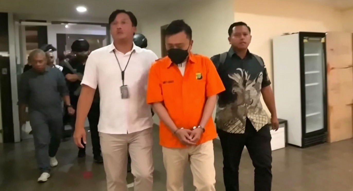 Doc. Tersangka Don Ritto dikawal aparat kepolisian saat dibawa untuk menjalani proses pelimpahan tahap II ke Kejaksaan Agung di Jakarta, Jumat (17/7/2026). Pelimpahan meliputi tersangka beserta barang bukti setelah berkas perkara dinyatakan lengkap (P-21) untuk proses penuntutan lebih lanjut.