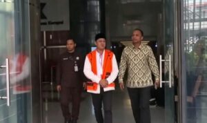 Bupati Nonaktif Kuansing Bantah Tinggalkan Amplop Usai Bertemu Menteri Kehutanan, KPK Dalami Dugaan Gratifikasi Doc. Bupati nonaktif Kabupaten Kuantan Singingi (Kuansing), Suhardiman Ambi, berjalan menuju kendaraan tahanan KPK usai menjalani pemeriksaan di Gedung Merah Putih Komisi Pemberantasan Korupsi (KPK), Jakarta. Pemeriksaan dilakukan dalam rangka proses penyelidikan terkait dugaan gratifikasi yang mencuat setelah pertemuannya dengan Menteri Kehutanan. Hingga saat ini, proses hukum masih berlangsung dan KPK belum menyampaikan kesimpulan akhir atas perkara tersebut.