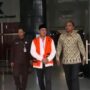 Doc. Bupati nonaktif Kabupaten Kuantan Singingi (Kuansing), Suhardiman Ambi, berjalan menuju kendaraan tahanan KPK usai menjalani pemeriksaan di Gedung Merah Putih Komisi Pemberantasan Korupsi (KPK), Jakarta. Pemeriksaan dilakukan dalam rangka proses penyelidikan terkait dugaan gratifikasi yang mencuat setelah pertemuannya dengan Menteri Kehutanan. Hingga saat ini, proses hukum masih berlangsung dan KPK belum menyampaikan kesimpulan akhir atas perkara tersebut.