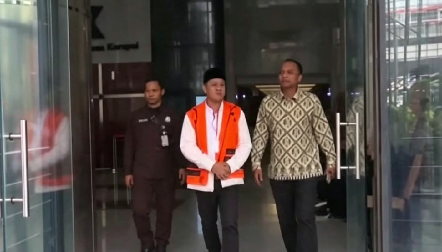 Doc. Bupati nonaktif Kabupaten Kuantan Singingi (Kuansing), Suhardiman Ambi, berjalan menuju kendaraan tahanan KPK usai menjalani pemeriksaan di Gedung Merah Putih Komisi Pemberantasan Korupsi (KPK), Jakarta. Pemeriksaan dilakukan dalam rangka proses penyelidikan terkait dugaan gratifikasi yang mencuat setelah pertemuannya dengan Menteri Kehutanan. Hingga saat ini, proses hukum masih berlangsung dan KPK belum menyampaikan kesimpulan akhir atas perkara tersebut.