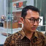 Doc. Juru Bicara Komisi Pemberantasan Korupsi (KPK), Budi Prasetyo, memberikan keterangan kepada awak media di Gedung Merah Putih KPK, Jakarta, terkait perkembangan penyidikan perkara dugaan gratifikasi yang melibatkan Bupati nonaktif Kabupaten Kuantan Singingi (Kuansing). KPK menyatakan proses penyidikan masih berlangsung dengan mendalami keterangan para saksi, dokumen, serta barang bukti yang telah dikumpulkan sesuai ketentuan hukum yang berlaku.