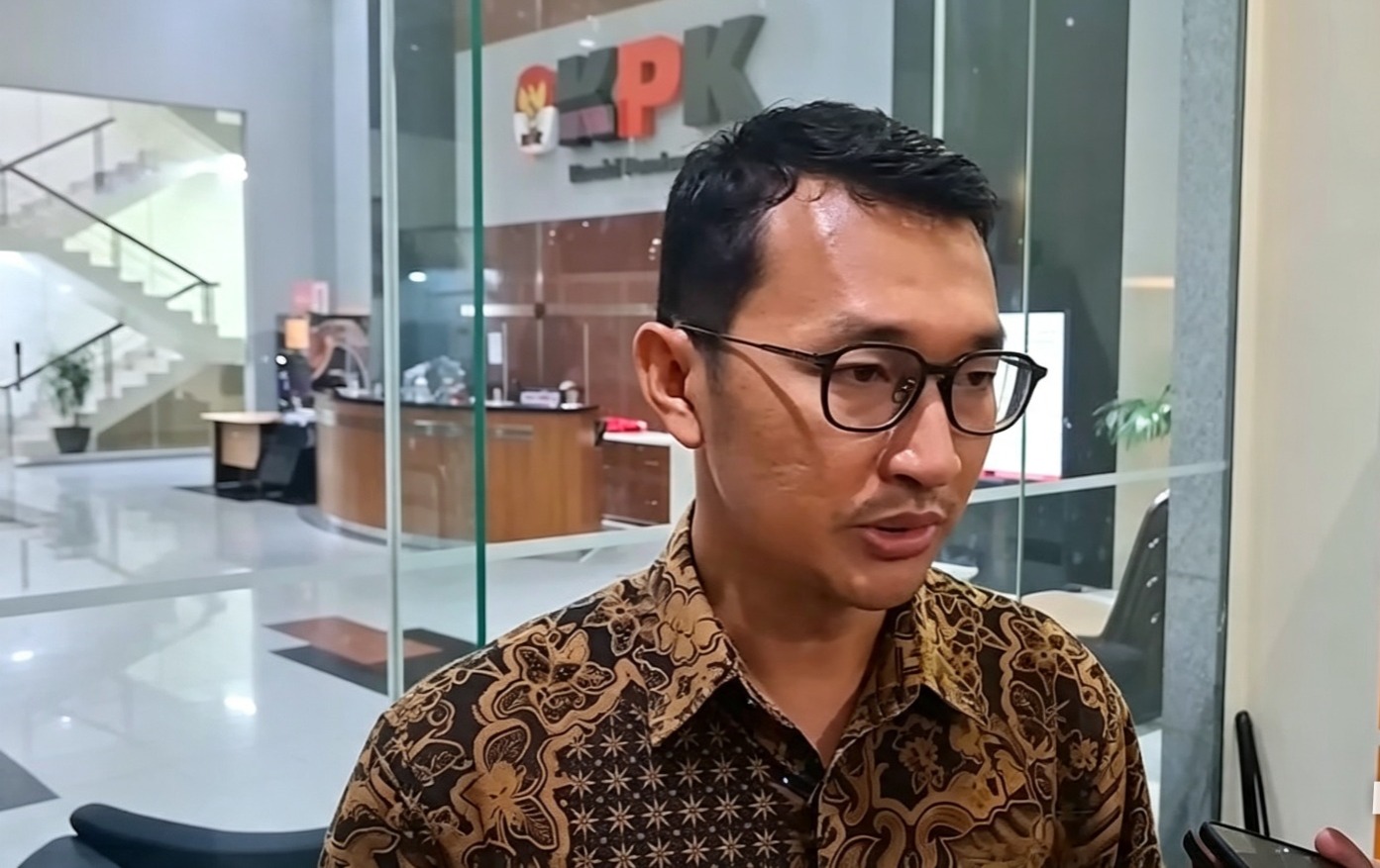 Doc. Juru Bicara Komisi Pemberantasan Korupsi (KPK), Budi Prasetyo, memberikan keterangan kepada awak media di Gedung Merah Putih KPK, Jakarta, terkait perkembangan penyidikan perkara dugaan gratifikasi yang melibatkan Bupati nonaktif Kabupaten Kuantan Singingi (Kuansing). KPK menyatakan proses penyidikan masih berlangsung dengan mendalami keterangan para saksi, dokumen, serta barang bukti yang telah dikumpulkan sesuai ketentuan hukum yang berlaku.