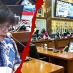 Doc. Kiri: Wakil Kepala Badan Gizi Nasional (BGN), Agustina Arumsari, menyampaikan paparan Laporan Keuangan BGN Tahun Anggaran 2025 dalam Rapat Dengar Pendapat (RDP) bersama Komisi IX DPR RI di Gedung Nusantara I, Kompleks Parlemen, Senayan, Jakarta, Jumat (17/7/2026). Kanan: Suasana Rapat Dengar Pendapat Komisi IX DPR RI bersama jajaran Badan Gizi Nasional (BGN) yang membahas Laporan Keuangan Tahun Anggaran 2025, termasuk penjelasan mengenai tunggakan pembayaran kepada pihak ketiga dan rencana penyelesaiannya melalui mekanisme anggaran Tahun 2026.