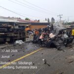 Doc. Kondisi sejumlah kendaraan yang mengalami kerusakan parah setelah kecelakaan beruntun yang diduga dipicu truk pengangkut galon air mengalami rem blong di jalur Medan–Berastagi, Sabtu (18/7/2026).