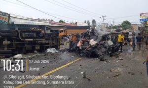 Truk Diduga Rem Blong Sebabkan Kecelakaan Beruntun di Jalur Medan–Berastagi, 4 Tewas dan 8 Orang Terluka Doc. Kondisi sejumlah kendaraan yang mengalami kerusakan parah setelah kecelakaan beruntun yang diduga dipicu truk pengangkut galon air mengalami rem blong di jalur Medan–Berastagi, Sabtu (18/7/2026).