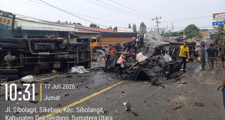 Doc. Kondisi sejumlah kendaraan yang mengalami kerusakan parah setelah kecelakaan beruntun yang diduga dipicu truk pengangkut galon air mengalami rem blong di jalur Medan–Berastagi, Sabtu (18/7/2026).