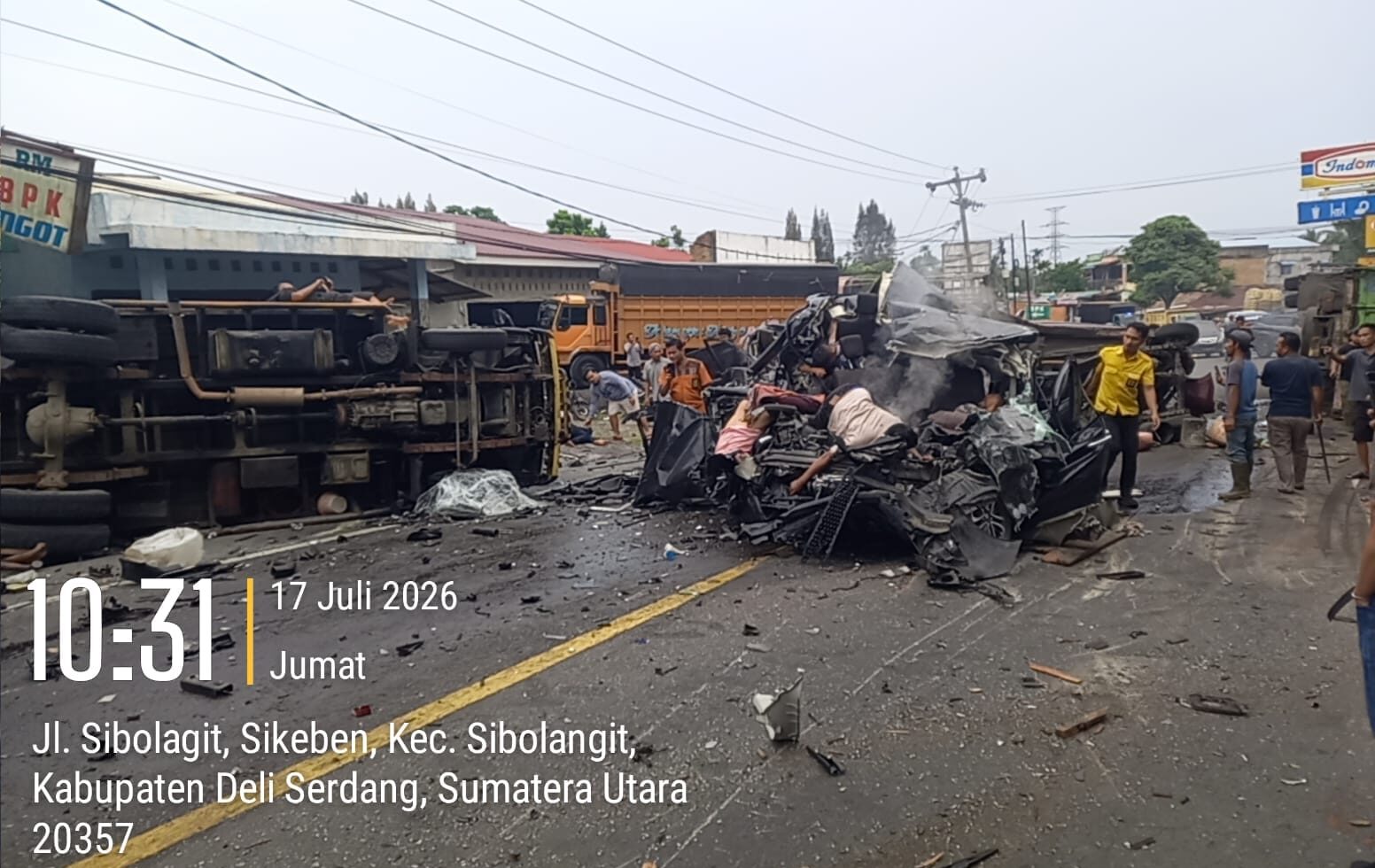 Doc. Kondisi sejumlah kendaraan yang mengalami kerusakan parah setelah kecelakaan beruntun yang diduga dipicu truk pengangkut galon air mengalami rem blong di jalur Medan–Berastagi, Sabtu (18/7/2026).