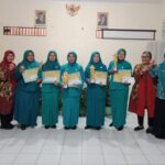 Doc. Pembina TP PKK Kelurahan Bambankerep Agung Susilo, S.E., bersama Ketua TP PKK Kelurahan Bambankerep Yeny Tri Wahyuni, S.E., dewan juri, dan perwakilan peserta berfoto bersama usai pelaksanaan Lomba Simulasi Pembinaan Kesadaran Bela Negara (PKBN) antar-RW di Kelurahan Bambankerep, Kecamatan Ngaliyan, Kota Semarang, Sabtu (18/7/2026).