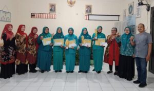 Lima RW di Bambankerep Ikuti Lomba Simulasi Pembinaan Kesadaran Bela Negara Doc. Pembina TP PKK Kelurahan Bambankerep Agung Susilo, S.E., bersama Ketua TP PKK Kelurahan Bambankerep Yeny Tri Wahyuni, S.E., dewan juri, dan perwakilan peserta berfoto bersama usai pelaksanaan Lomba Simulasi Pembinaan Kesadaran Bela Negara (PKBN) antar-RW di Kelurahan Bambankerep, Kecamatan Ngaliyan, Kota Semarang, Sabtu (18/7/2026).