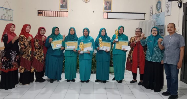 Doc. Pembina TP PKK Kelurahan Bambankerep Agung Susilo, S.E., bersama Ketua TP PKK Kelurahan Bambankerep Yeny Tri Wahyuni, S.E., dewan juri, dan perwakilan peserta berfoto bersama usai pelaksanaan Lomba Simulasi Pembinaan Kesadaran Bela Negara (PKBN) antar-RW di Kelurahan Bambankerep, Kecamatan Ngaliyan, Kota Semarang, Sabtu (18/7/2026).