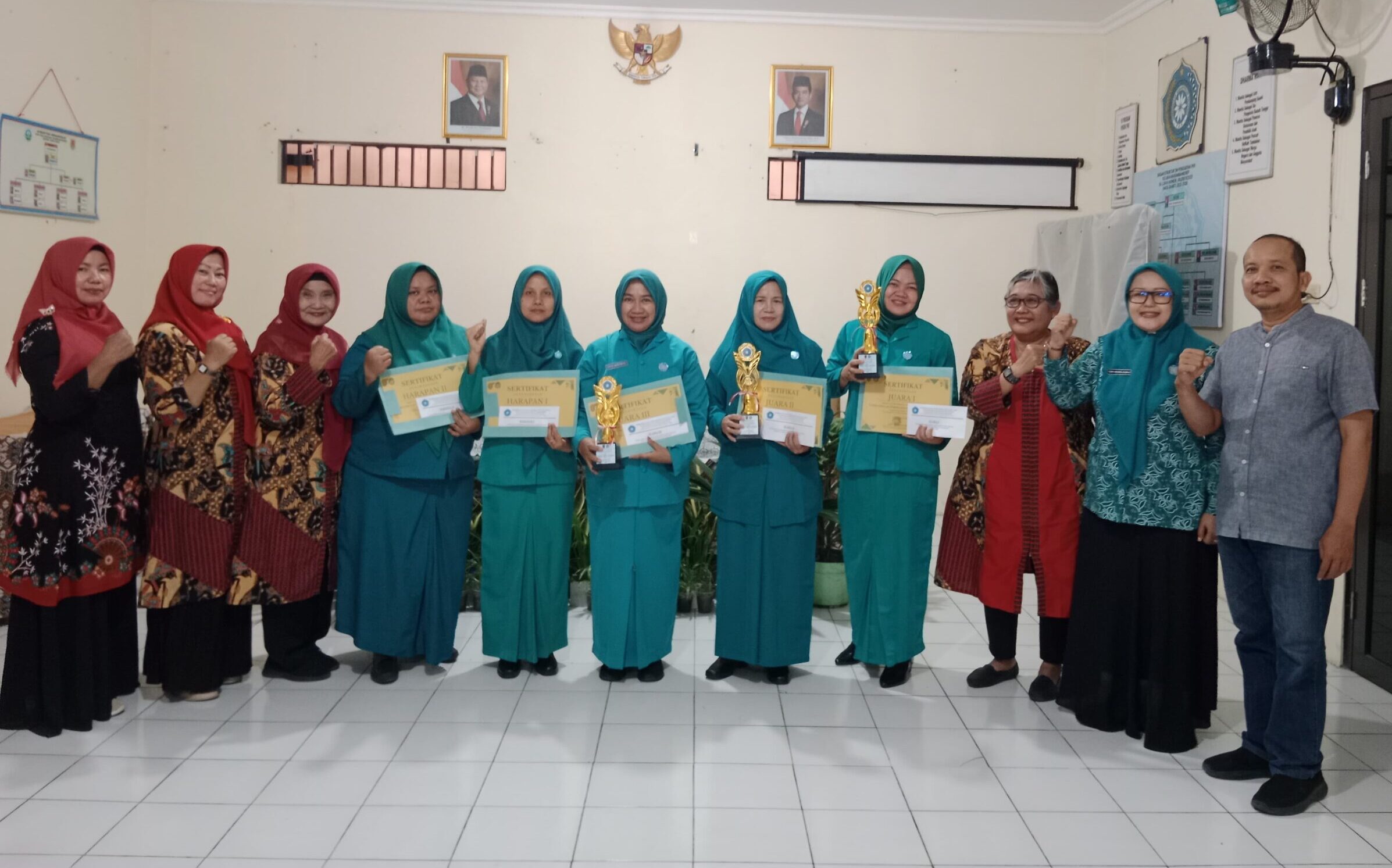 Doc. Pembina TP PKK Kelurahan Bambankerep Agung Susilo, S.E., bersama Ketua TP PKK Kelurahan Bambankerep Yeny Tri Wahyuni, S.E., dewan juri, dan perwakilan peserta berfoto bersama usai pelaksanaan Lomba Simulasi Pembinaan Kesadaran Bela Negara (PKBN) antar-RW di Kelurahan Bambankerep, Kecamatan Ngaliyan, Kota Semarang, Sabtu (18/7/2026).