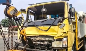 Kecelakaan Beruntun Enam Kendaraan di Tol JORR Cakung, Satu Sopir Truk Kontainer Tewas Doc. Salah satu kendaraan yang terlibat dalam kecelakaan beruntun di ruas Tol Jakarta Outer Ring Road (JORR) kawasan Cakung, Jakarta Timur, dievakuasi menggunakan mobil derek oleh petugas guna mempercepat penanganan lokasi kejadian dan pemulihan arus lalu lintas.