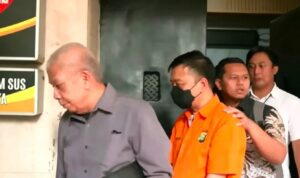 Don Ritto Klaim Aset di Rumah Sentul Miliknya, Penyidik Dalami Kepemilikan dan Aliran Dana Doc. Tersangka Don Ritto (DR) mengenakan baju tahanan dan masker saat diamankan personel kepolisian dalam proses pengawalan untuk menjalani tahapan penanganan perkara. Pengamanan dilakukan sesuai prosedur hukum yang berlaku dengan tetap mengedepankan asas praduga tidak bersalah hingga adanya putusan pengadilan yang berkekuatan hukum tetap.
