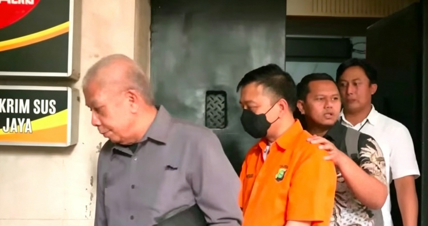 Doc. Tersangka Don Ritto (DR) mengenakan baju tahanan dan masker saat diamankan personel kepolisian dalam proses pengawalan untuk menjalani tahapan penanganan perkara. Pengamanan dilakukan sesuai prosedur hukum yang berlaku dengan tetap mengedepankan asas praduga tidak bersalah hingga adanya putusan pengadilan yang berkekuatan hukum tetap.