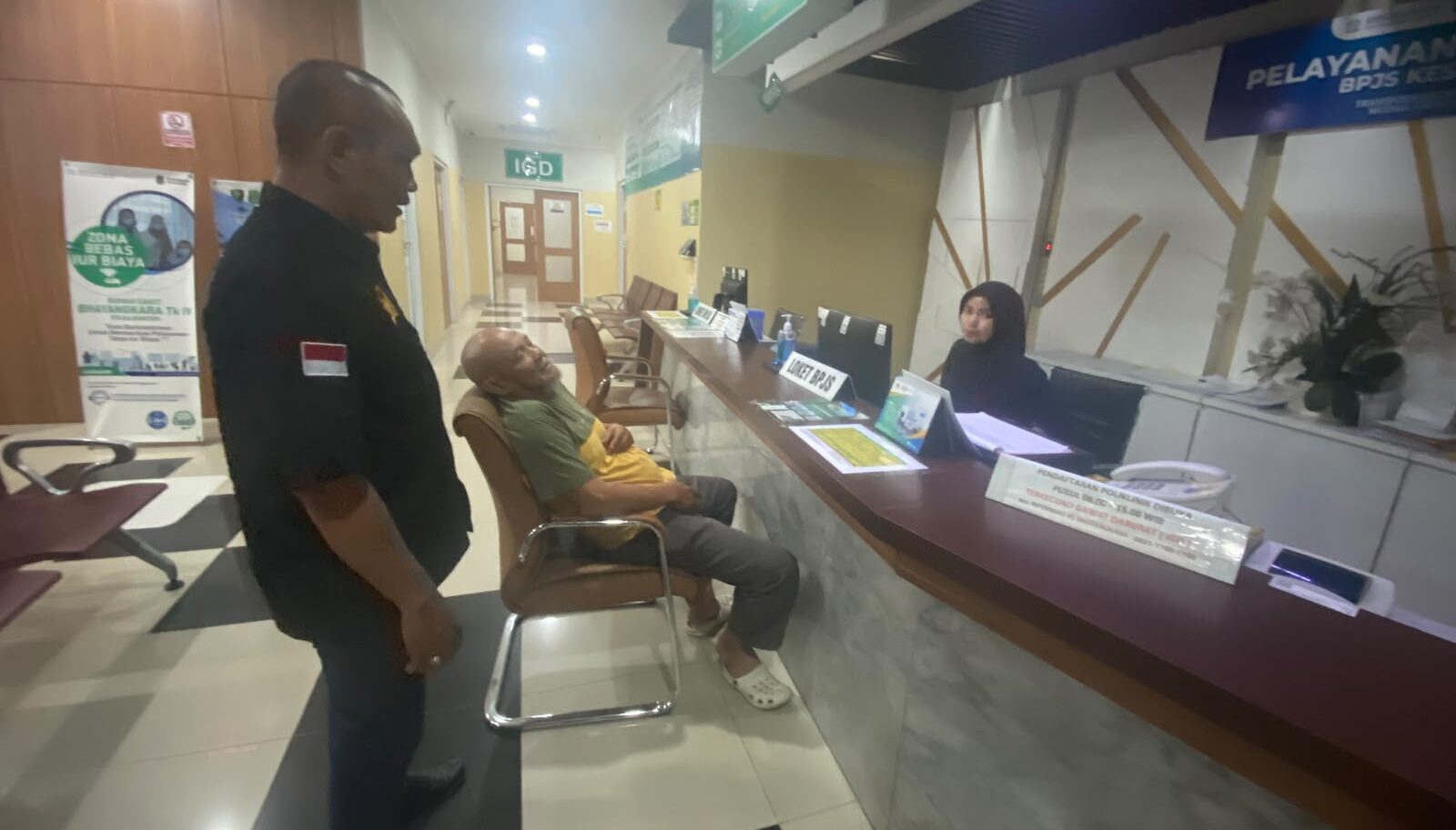 Doc. Fam Fuk Tjhong alias Uun didampingi tim kuasa hukum dan pengurus FERADI WPI melakukan pendaftaran untuk pemeriksaan medis di Instalasi Gawat Darurat (IGD) Rumah Sakit Bhayangkara Polda Banten, Serang, Minggu (19/7/2026), setelah kondisi kesehatannya dilaporkan menurun usai menjalani pemeriksaan sebagai pelapor. Pemeriksaan medis dilakukan sebagai bagian dari penanganan kesehatan korban dan melengkapi dokumen pendukung dalam proses penyelidikan.