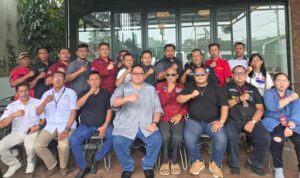 Ketua Umum FERADI WPI Pastikan Pendampingan Hukum Korban Dugaan Pengeroyokan di Lebak Dikawal Hingga Tuntas, ALARM LEBAK Nyatakan Dukungan Doc. Ketua Umum FERADI WPI Adv. Donny Andretti, S.H., S.Kom., M.Kom., C.MD., C.PFW., C.MDF., C.JKJ., C.FTAX., bersama Fam Fuk Tjhong alias Uun, Tim Kuasa Hukum FERADI WPI, serta perwakilan organisasi masyarakat dan lembaga swadaya masyarakat berfoto bersama usai konferensi pers di Kabupaten Lebak, Banten, Senin (20/7/2026). Konferensi pers tersebut membahas perkembangan pendampingan hukum terhadap laporan dugaan penganiayaan, pengeroyokan, dugaan penculikan, dugaan pengancaman, dan dugaan perampasan yang saat ini masih dalam proses penyelidikan di Polda Banten.