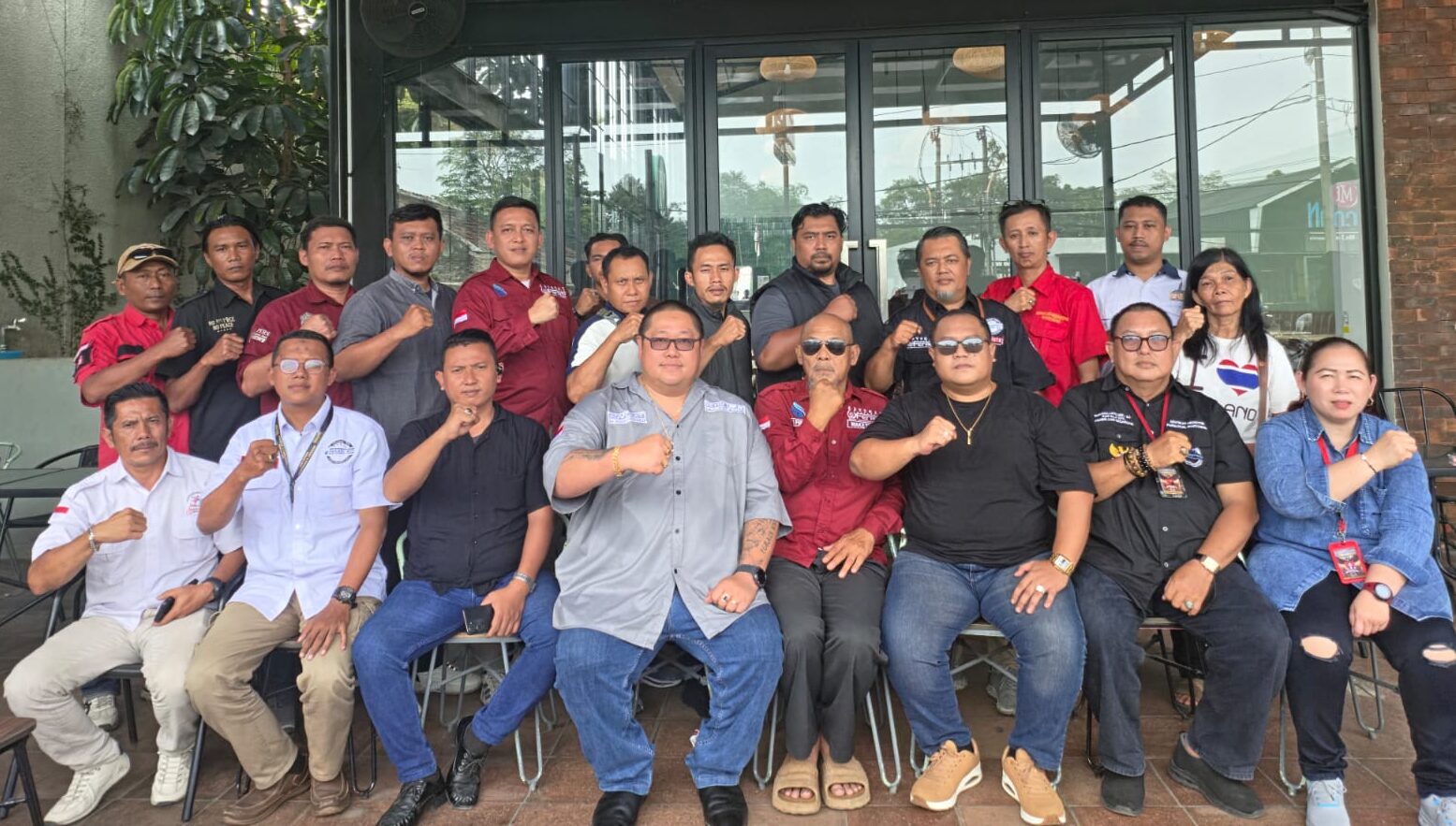 Doc. Ketua Umum FERADI WPI Adv. Donny Andretti, S.H., S.Kom., M.Kom., C.MD., C.PFW., C.MDF., C.JKJ., C.FTAX., bersama Fam Fuk Tjhong alias Uun, Tim Kuasa Hukum FERADI WPI, serta perwakilan organisasi masyarakat dan lembaga swadaya masyarakat berfoto bersama usai konferensi pers di Kabupaten Lebak, Banten, Senin (20/7/2026). Konferensi pers tersebut membahas perkembangan pendampingan hukum terhadap laporan dugaan penganiayaan, pengeroyokan, dugaan penculikan, dugaan pengancaman, dan dugaan perampasan yang saat ini masih dalam proses penyelidikan di Polda Banten.