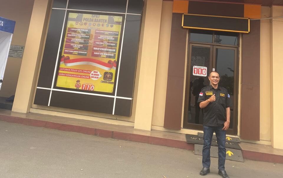 Doc. Ketua DPC FERADI WPI Kota Bogor, Erwin Maulana, S.H., berada di Mapolda Banten, Serang, Minggu (19/7/2026), untuk mendampingi proses pemeriksaan Fam Fuk Tjhong alias Uun sebagai pelapor dalam perkara dugaan penganiayaan, pengeroyokan, dugaan penculikan, dugaan pengancaman, dan dugaan perampasan yang saat ini masih dalam penanganan Ditreskrimum Polda Banten.