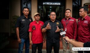 Saksi Diperiksa, Kuasa Hukum Sebut Kasus Dugaan Pengeroyokan terhadap Uun Naik ke Tahap Penyidikan didampingi jajaran pengurus FERADI WPI usai memberikan keterangan pers di depan Gedung Ditreskrimum Polda Banten, Serang, Senin (20/7/2026), setelah mendampingi pemeriksaan saksi dalam perkara dugaan pengeroyokan yang dilaporkan Fam Fuk Tjhong alias Uun. Pada hari yang sama, tim kuasa hukum menyampaikan bahwa perkara tersebut telah meningkat ke tahap penyidikan berdasarkan informasi yang diterima dari penyidik.
