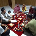 Doc. Tim kuasa hukum berdiskusi bersama Ibu Manisah di kediamannya dalam rangka finalisasi dokumen dan pembahasan materi gugatan sengketa waris yang direncanakan akan didaftarkan ke Pengadilan Negeri Kendal. Pertemuan tersebut menjadi bagian dari persiapan sebelum pengajuan gugatan melalui mekanisme hukum yang berlaku.
