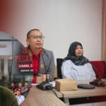 Doc. Kolase foto: Tampak Fam Fuk Tjhong alias Uun (lingkaran depan), pelapor dalam perkara dugaan pengeroyokan, penganiayaan, dugaan perampasan kemerdekaan, dan dugaan tindak pidana lainnya yang saat ini masih dalam proses penyelidikan di Ditreskrimum Polda Banten. Pada latar belakang terlihat Ketua DPRD Kabupaten Lebak dr. Juwita Wulandari bersama tim kuasa hukumnya saat menyampaikan klarifikasi dalam konferensi pers terkait peristiwa tersebut. Perkara hingga kini masih ditangani Polda Banten dan belum terdapat penetapan tersangka maupun kesimpulan resmi penyidik.