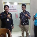 Doc. Tim pendamping hukum dari FERADI WPI dan Subur Jaya Lawfirm berfoto bersama pemilik rumah, Yuliati, usai pemasangan stiker pendampingan hukum di kediamannya di Jalan Suratmo, Kota Semarang, Rabu (22/7/2026). Pemasangan stiker tersebut merupakan penanda bahwa perkara yang dihadapi klien berada dalam pendampingan resmi tim kuasa hukum.