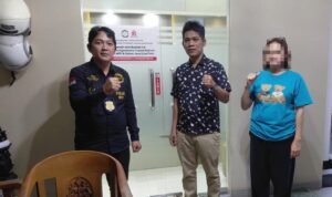 Doc. Tim pendamping hukum dari FERADI WPI dan Subur Jaya Lawfirm berfoto bersama pemilik rumah, Yuliati, usai pemasangan stiker pendampingan hukum di kediamannya di Jalan Suratmo, Kota Semarang, Rabu (22/7/2026). Pemasangan stiker tersebut merupakan penanda bahwa perkara yang dihadapi klien berada dalam pendampingan resmi tim kuasa hukum.