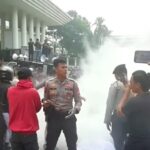 Doc. Massa aksi dari Jaringan Intelektual Hukum Nasional (JIHN) menyampaikan aspirasi di depan Gedung Kejaksaan Agung, Jakarta, Rabu (22/7/2026). Asap dari alat pemadam api ringan (APAR) yang disemprotkan aparat kepolisian tampak mengepul saat digunakan untuk memadamkan api dari spanduk yang dibakar peserta aksi, di tengah meningkatnya ketegangan dalam demonstrasi yang menuntut transparansi penanganan dugaan kasus korupsi.